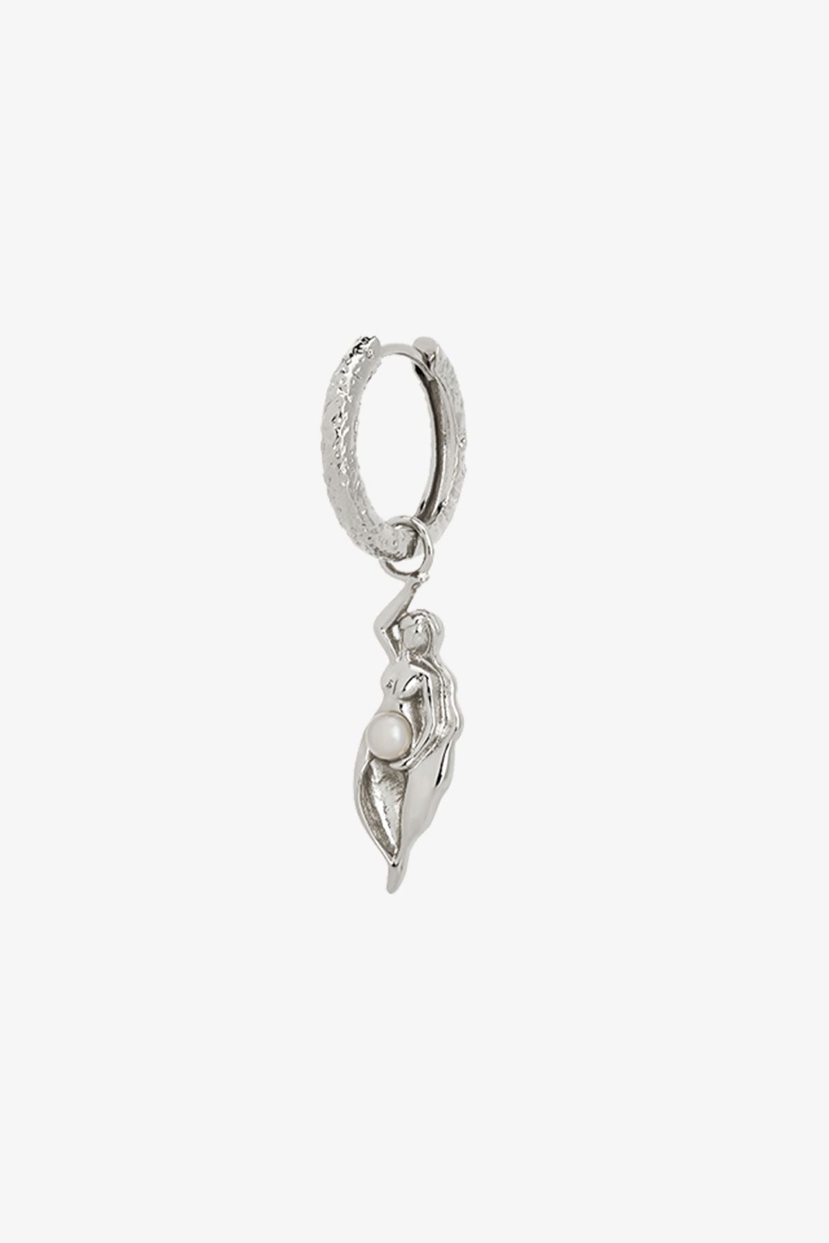Bild på ett örhänge i sterling silver från goddess kollektionen. Ring med en hängande kvinna bärandes på en pärla. Vit bakgrund