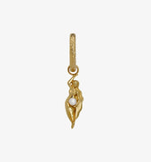 Bilden på ett örhänge i guld från Goddess-kollektionen. Ring med en hängande kvinna bärandes på en pärla. Vit bakgrund.