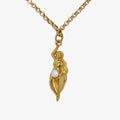 Bild på ett halsband i guld från Goddess-kollektionen. Kedja med ett hängande hänge i form av en kvinna bärandes på en pärla. Vit bakgrund.
