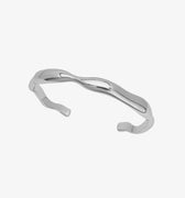 Bild på armbandet flow silver med vit bakgrund. 