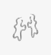 CSS.Handgjort abstrakt örhänge i silver. Inspirerat av formen vågor. 