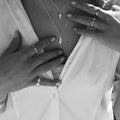 Bild på två halsband i sterling silver från Goddess-kollektionen, visade på modell. Det ena halsbandet är kort och faller precis under nyckelbenet, medan det andra är något längre och när ner mot övre delen av bröstet. Båda har hängande hängen – det kortare med ett snäckformat hänge och det längre med en kvinnofigur bärandes på en pärla. Modellen bär även flera silverringar.